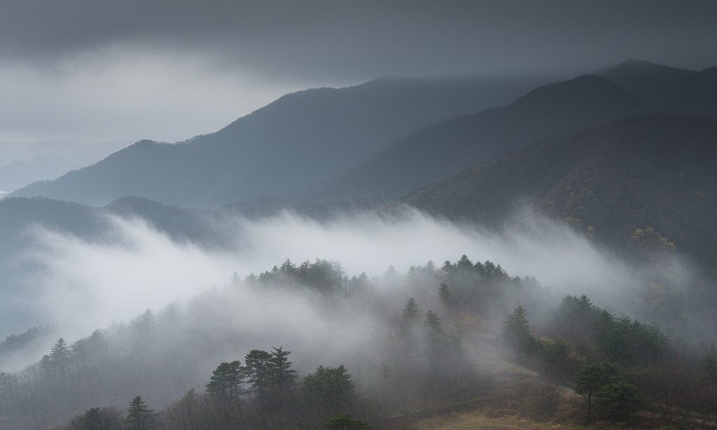 層雲と乱層雲の高さと厚さの違いを表現した空のイメージ。霧雨と地雨の差が分かる写真風