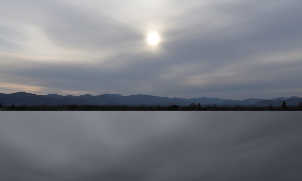 高層雲では太陽が透け、乱層雲では太陽が見えない違いを示す空の比較イメージ