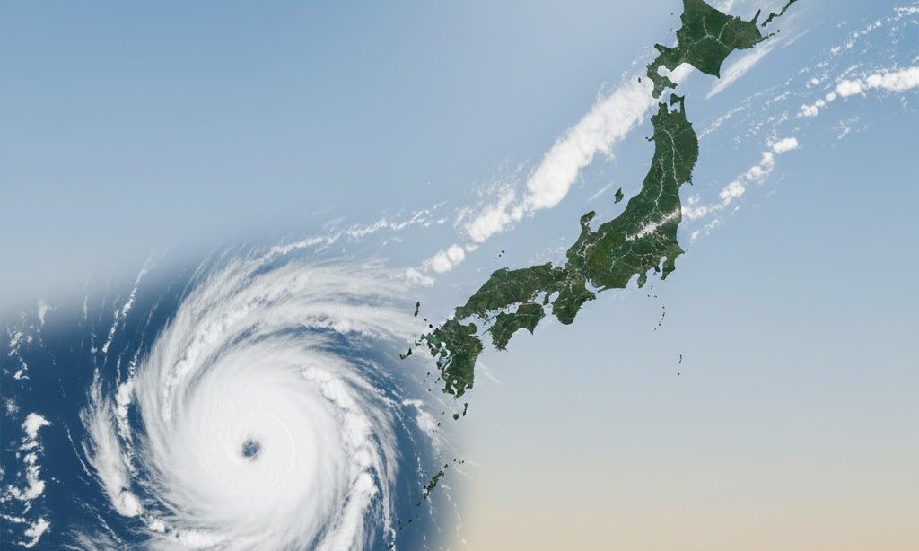 台風が温帯低気圧へ変化する過程を示す実写風イメージ|水蒸気から温度差エネルギーへの切り替わり