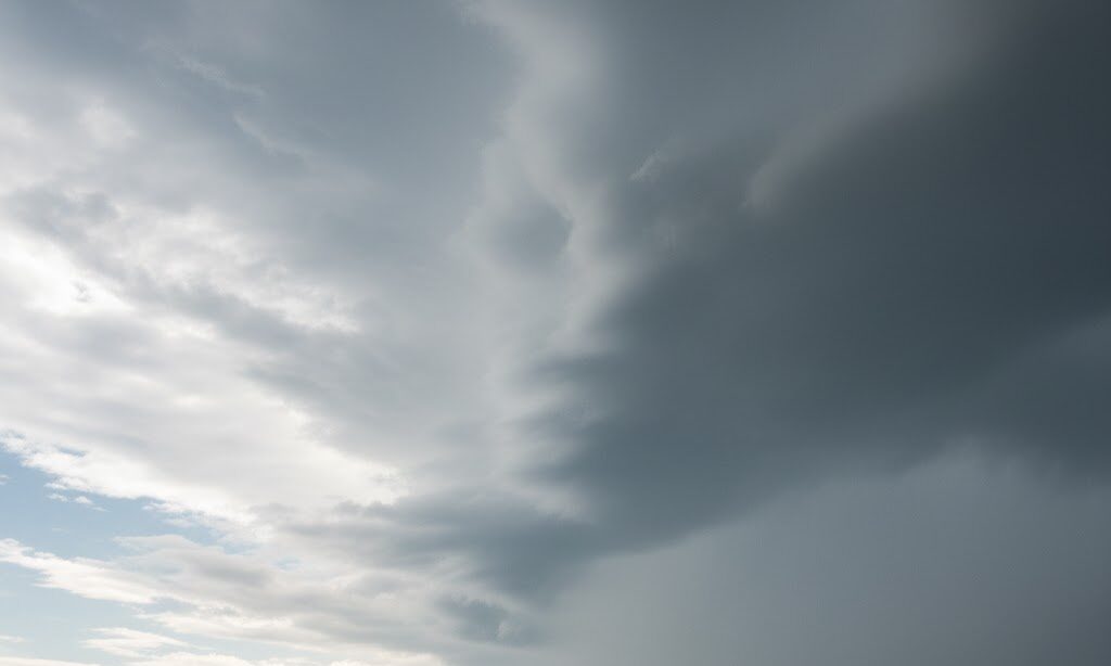 温暖前線に伴い雲が厚く変化し乱層雲へ発達する様子。雨を降らせる前線通過のイメージ