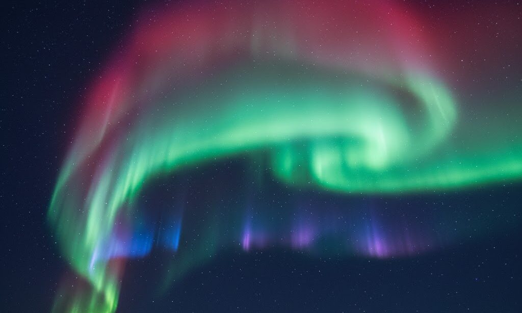 オーロラの色の違いと高度の関係を表現した実写風の空