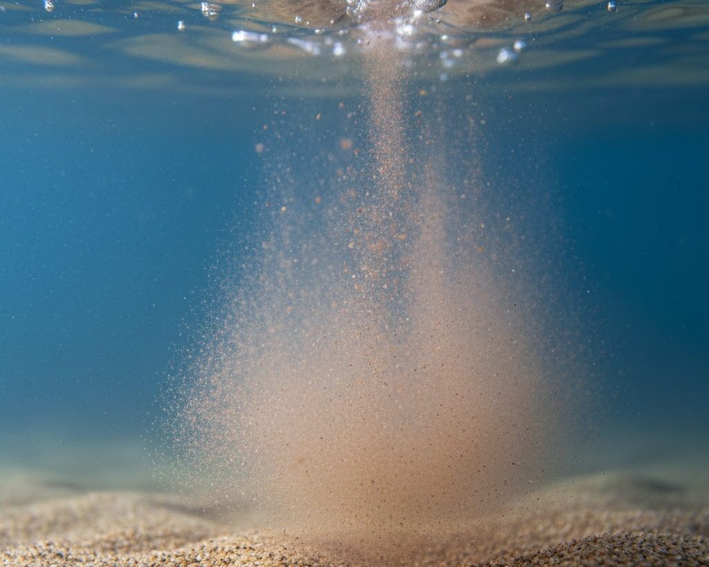 三角州に土砂が堆積する仕組み|砂と泥が分かれて沈む構造を示す写真