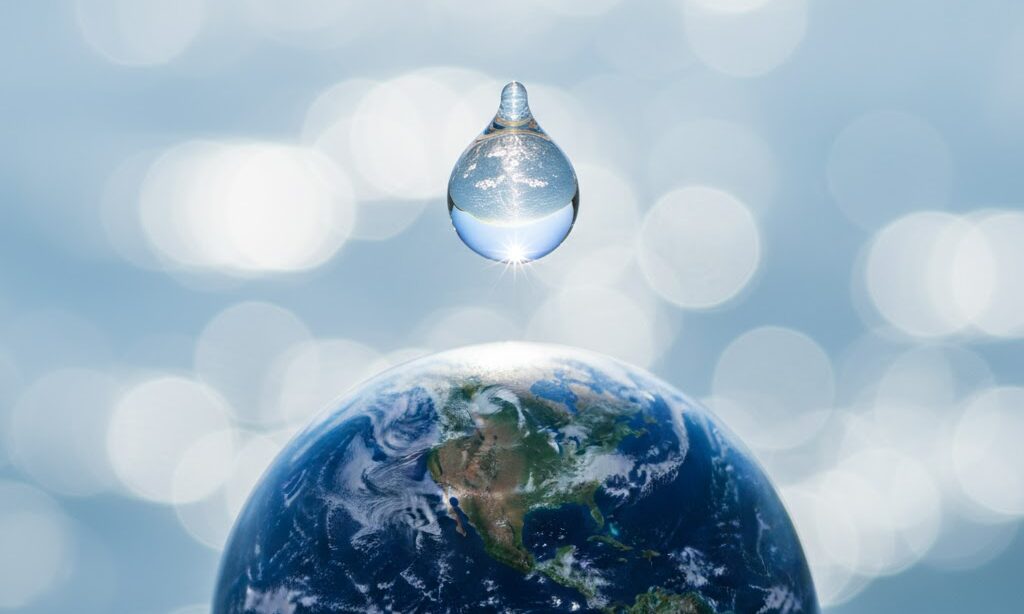 地球と水滴で水資源の大切さを表現した実写風イメージ
