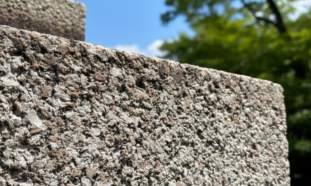 御影石の灯籠や石垣を撮影した実写風画像。花崗岩との違いと建材としての利用例を示す教育向け写真。