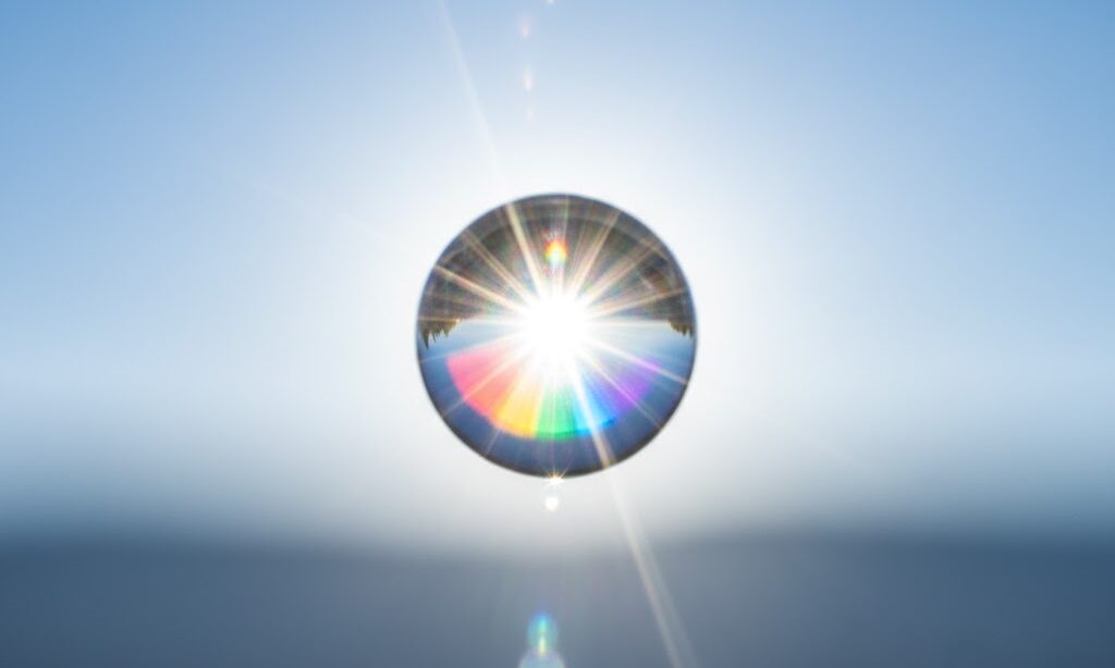 太陽光が水滴に反射して虹色に輝く様子｜太陽の光と水のつぶ 虹の仕組み