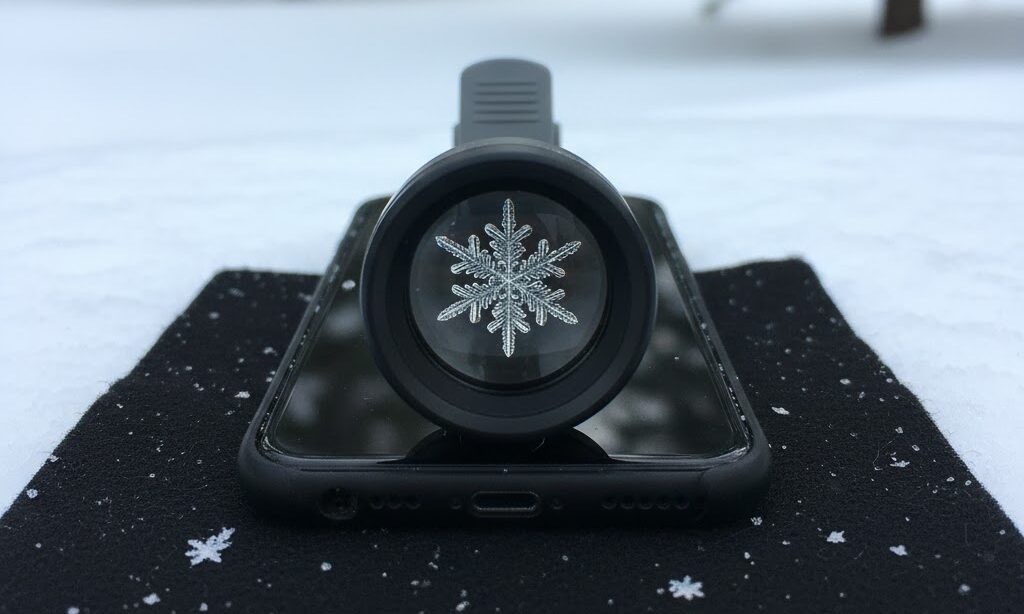 スマホとマクロレンズを使った雪の結晶撮影方法を示す実写風イメージ