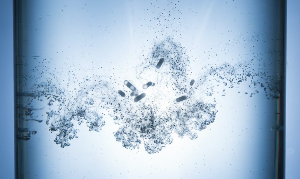 水の中で汚れが集まる凝集剤の働き｜フロック形成のイメージ