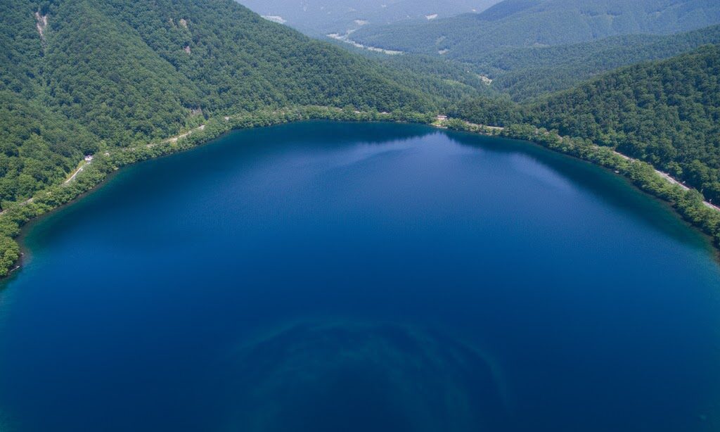 日本一深い田沢湖の美しい青と深さを強調した湖のイメージ