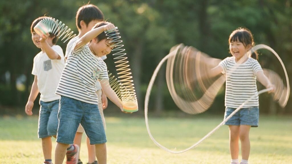 ばねとロープの動きを使って、地震波のP波とS波の揺れ方の違いを体感している子どもたち