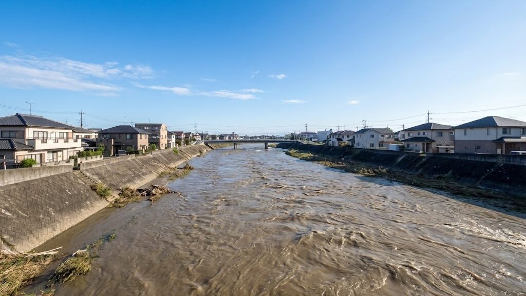 台風通過後に晴れていても水位が高く流れの速い川の様子
