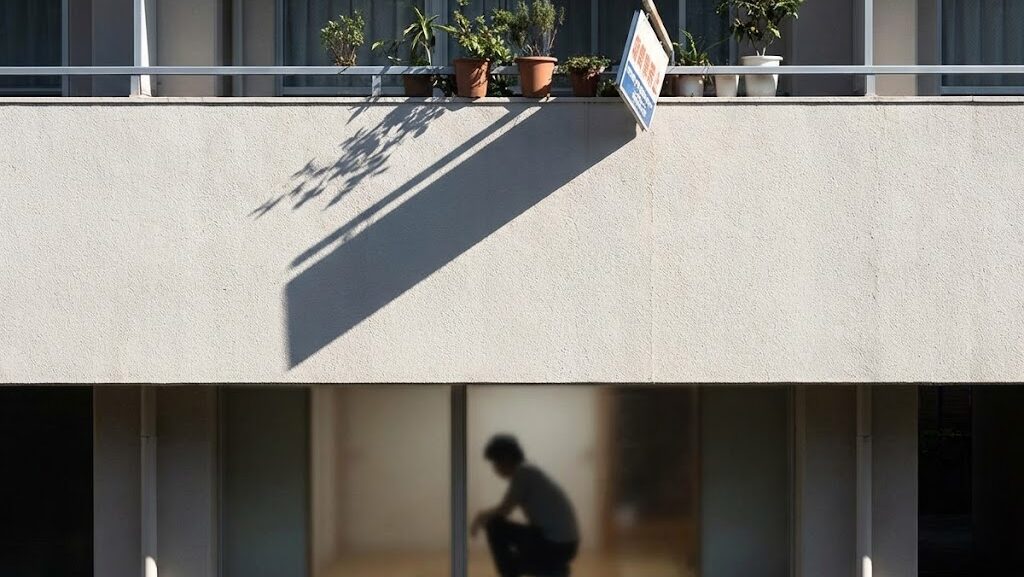 地震の揺れの中で屋外の落下物リスクを想像させる住宅周辺の様子