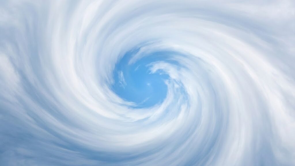 台風の目の中で雲が少なくなり、下降気流によって青空が広がっている空の様子