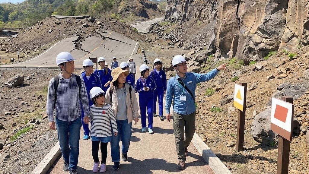 火山地形を観察しながら遊歩道を歩く親子・学生の実写風ジオパーク観光シーン