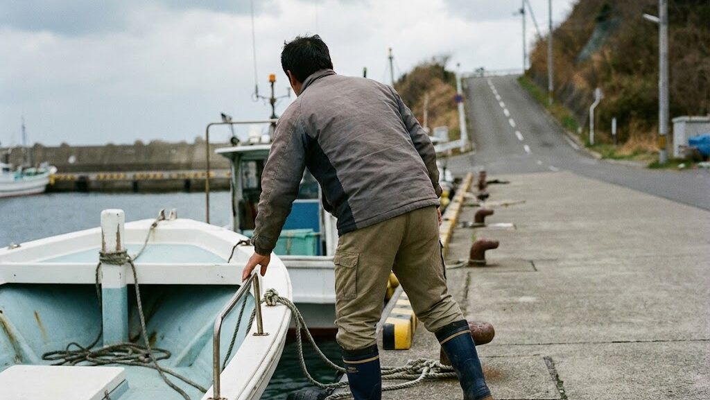津波到達までの限られた時間の中で、避難判断を迫られる港の状況