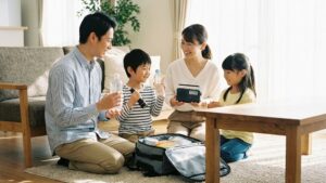 地震について話し合う家族