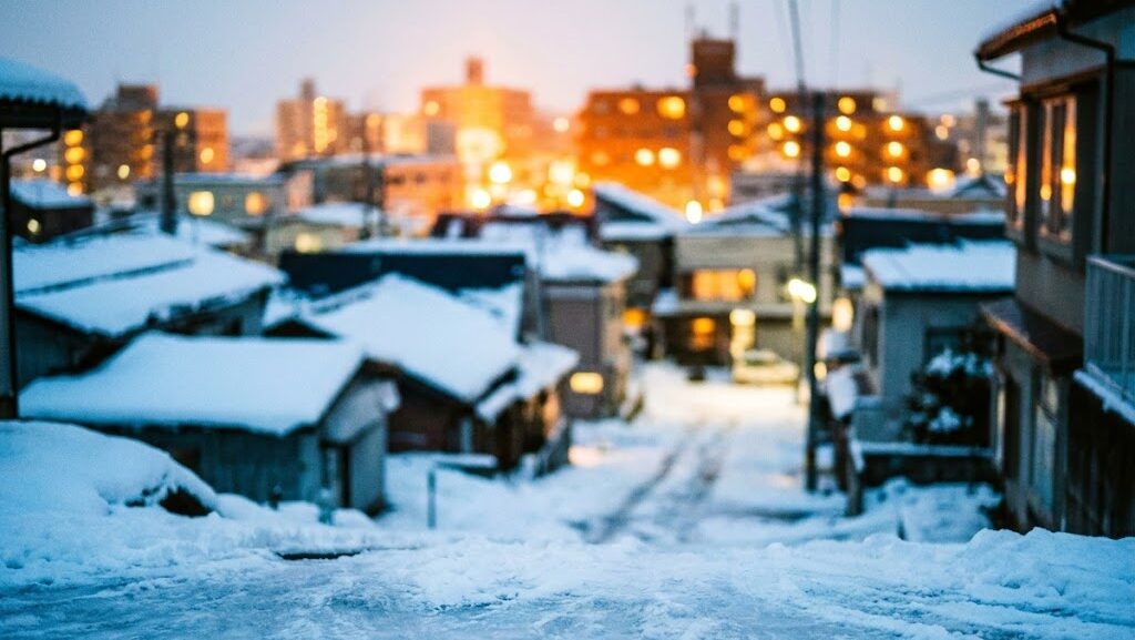 雪が残る冬の街並みを通して、1月に多い雪害や火災リスクを示したイメージ