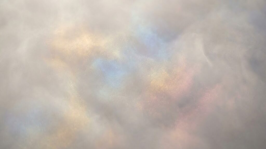 宇宙の濃淡のムラを示す、柔らかな粒子が広がる抽象映像。初期の「ゆらぎ」を表現したイメージ。