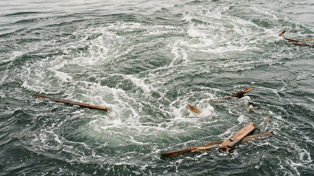 港の入り口で潮流がぶつかり合い、危険が高まる津波時の海面