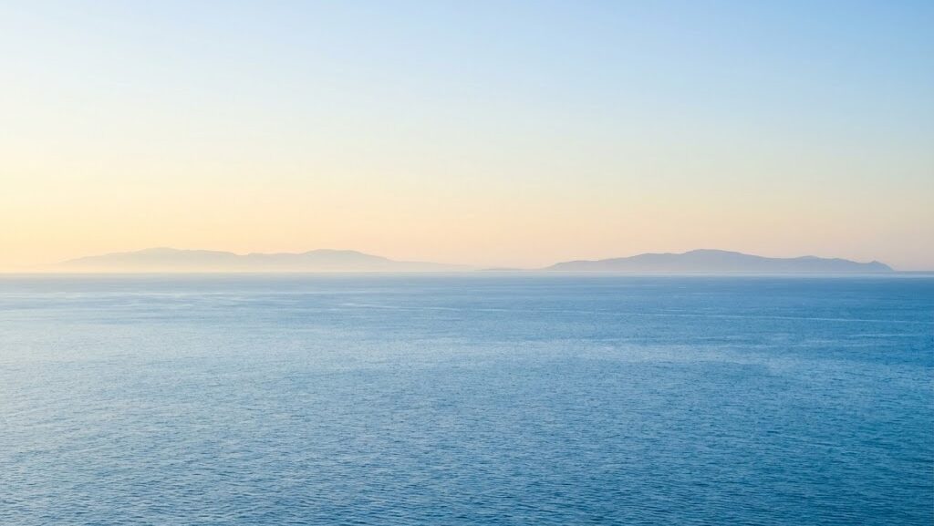 日本海が拡大していく背弧海盆のプロセスをイメージした広がりのある実写風表現