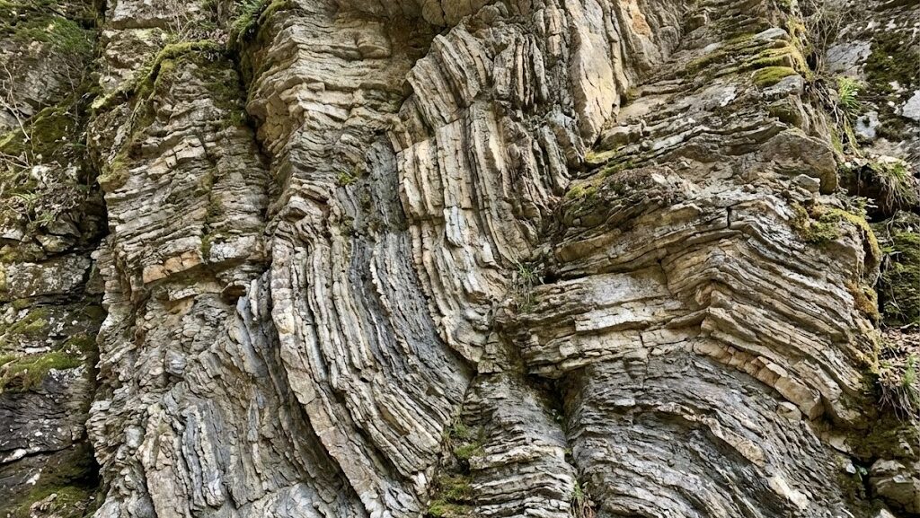 付加体によって日本の大地が作られてきた過程を表現した地層と地形の実写風イメージ