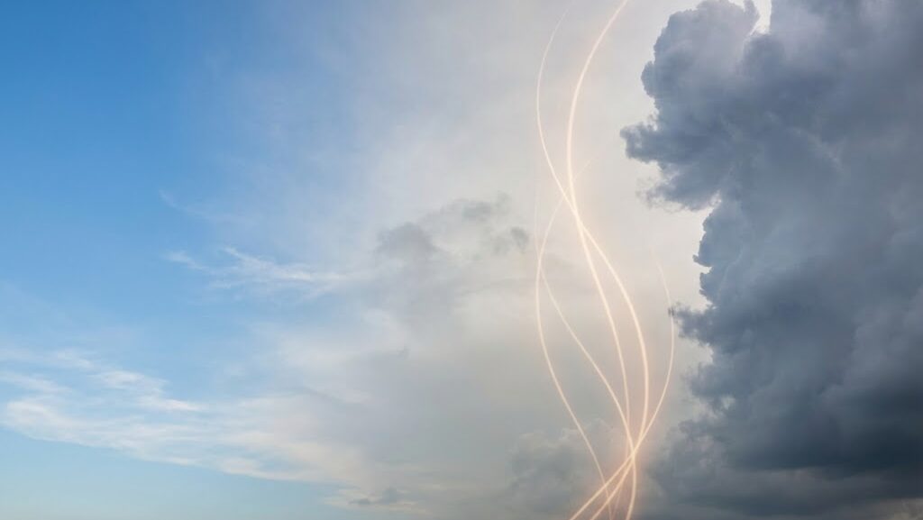 豪雨や線状降水帯が増加する傾向を象徴した空模様の変化イメージ|防災データ解説 HIH