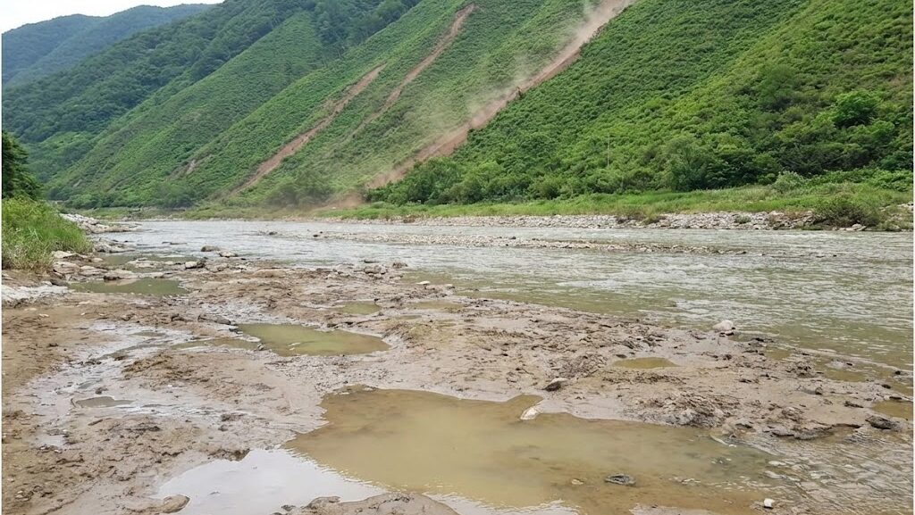 川の急な水位変化や地面の異変など、災害の前兆を抽象的に捉えた実写風イメージ