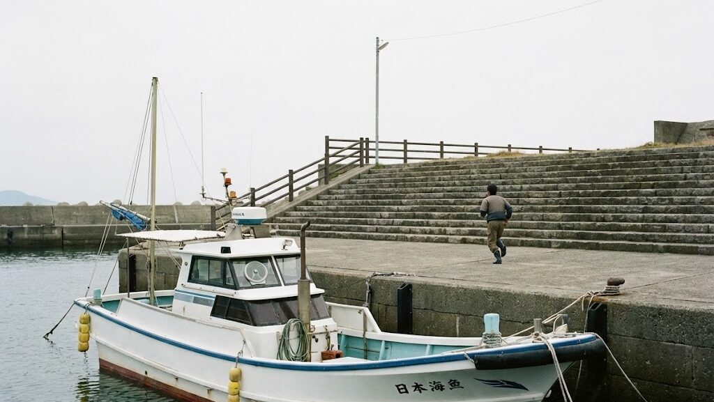 船よりも命を優先し、高台へ避難する判断を示す場面