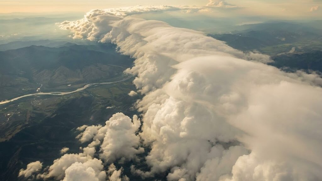 帯状に連なる積乱雲が同じ地域に次々発生している様子を抽象化した実写風イメージ