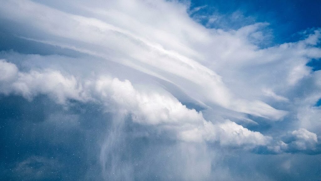 日本海側で雪をもたらす雲の流れを表現した冬の空と海の風景