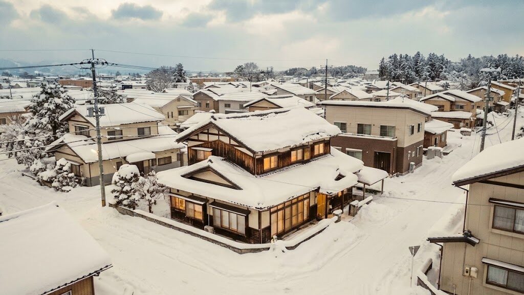豪雪によって道路が塞がれ住宅が孤立した日本の雪国の集落風景