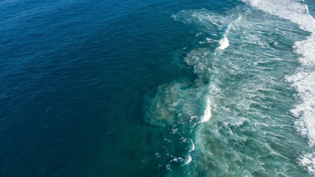 津波が浅い海に近づくほど速度が遅くなり、波が高くなる仕組み