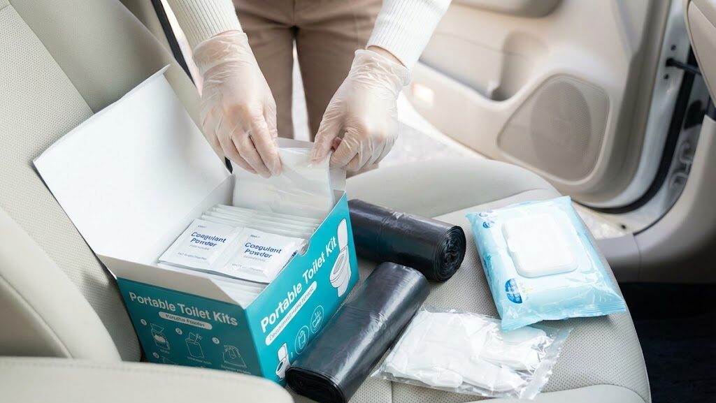 車内で使える携帯トイレ用品を準備している様子