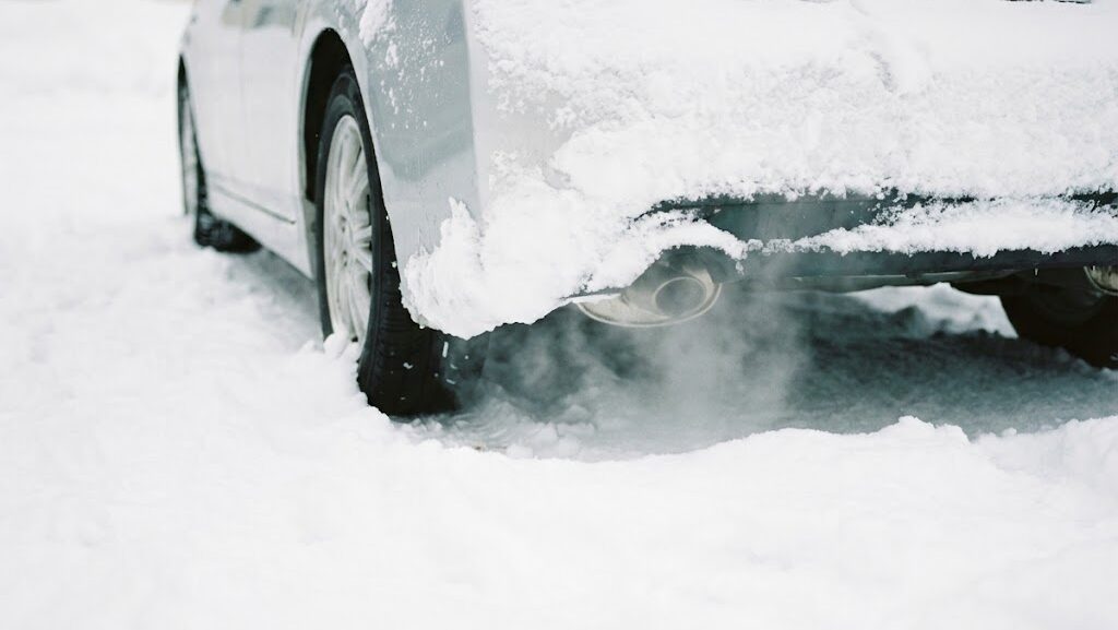 雪でマフラー周辺が埋まり排気ガス逆流が心配な車の後方