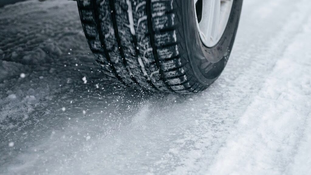 雪道でタイヤが空転してスタックしている車のタイヤ周辺
