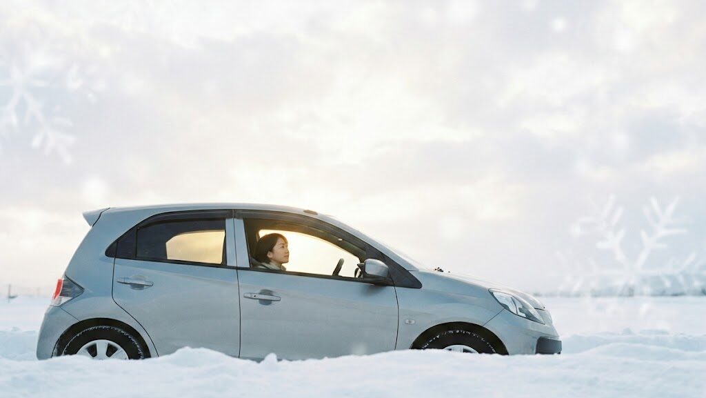大雪の道路で車が立ち往生して動けなくなっている様子