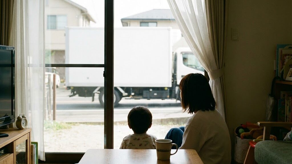 大型車の通行による振動を家の中で感じるイメージ
