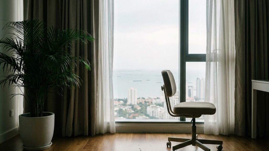 マンション高層階で長周期地震動により、ゆっくり大きく揺れる室内の様子を表現した実写風画像