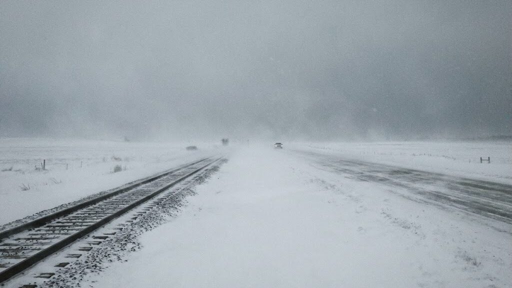 吹雪や悪天候により視界が悪化する冬の道路や交通環境を表したイメージ