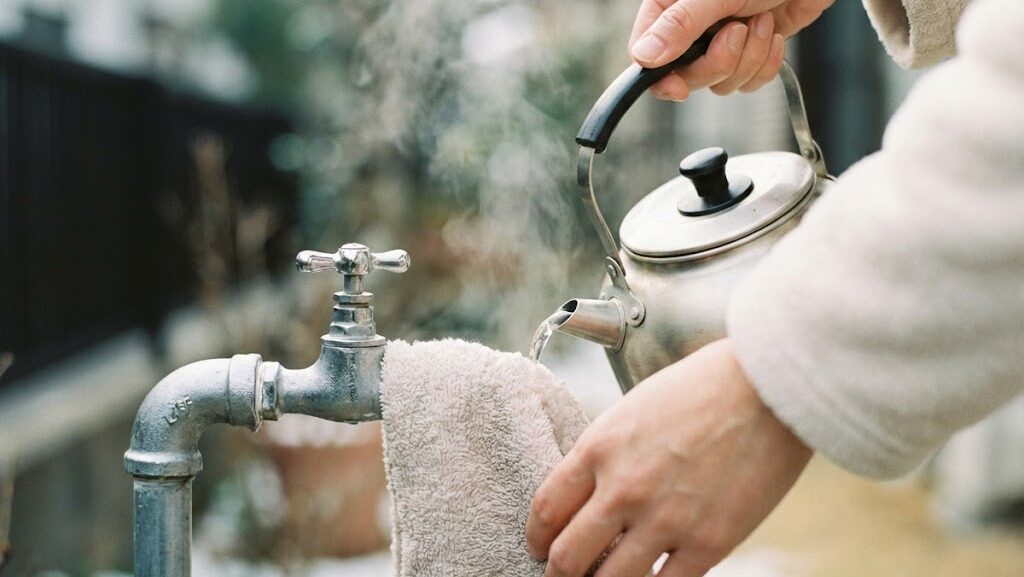 凍結した水道管をタオルとぬるま湯で安全に解凍する正しい対処方法のイメージ