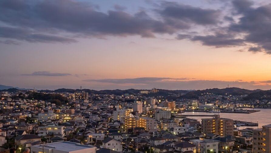 過去の大地震の教訓を伝えるため、日本の住宅街を俯瞰した落ち着いた風景