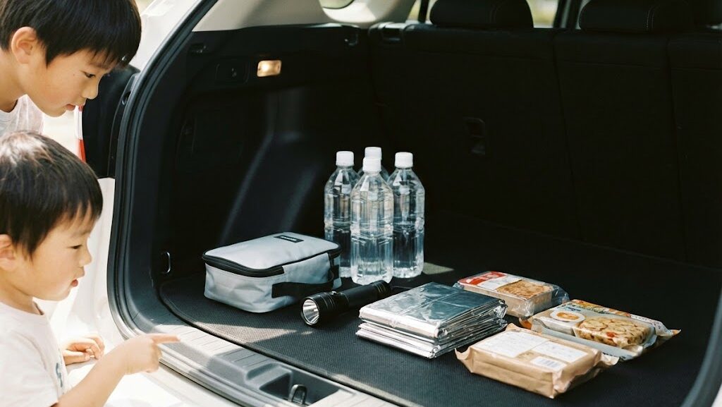 車に積む最低限の防災グッズを整理して並べた車載防災リストのイメージ