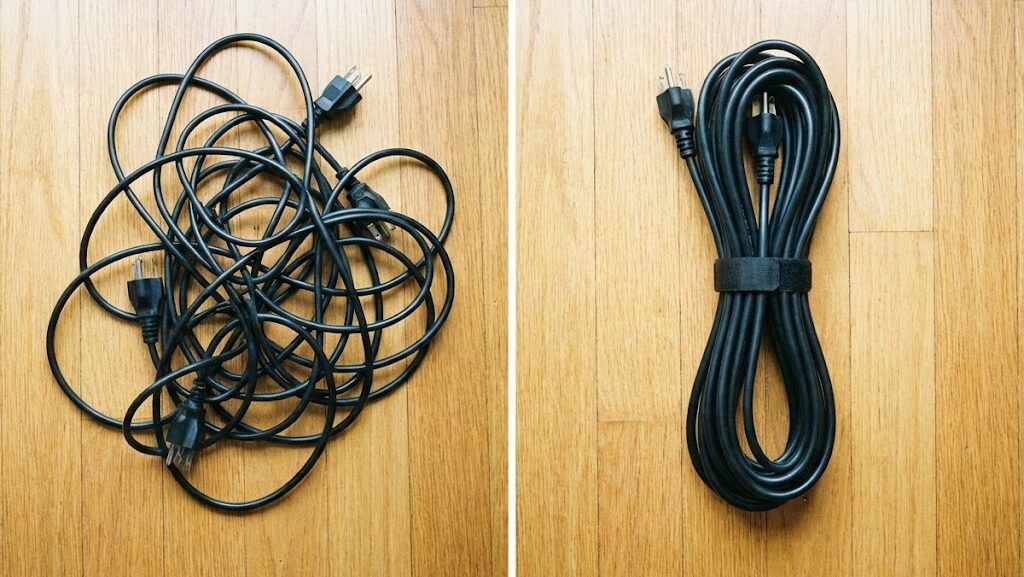束ねていない延長コードと床に伸ばした状態