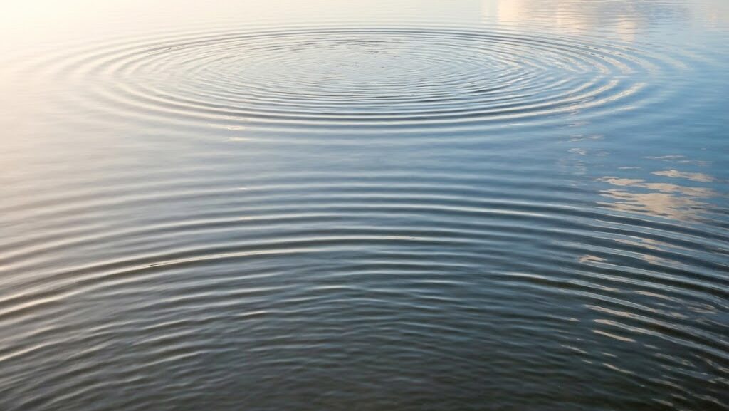 音の波長の違いによって高さが変わる仕組みを表現したイメージ