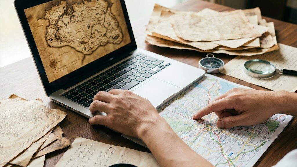 古地図と現在の地図を比較して土地の履歴を調べる様子