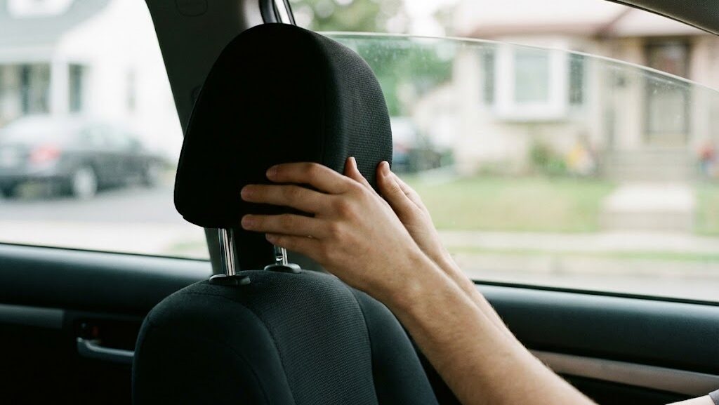 車内でヘッドレストを引き抜こうとする様子