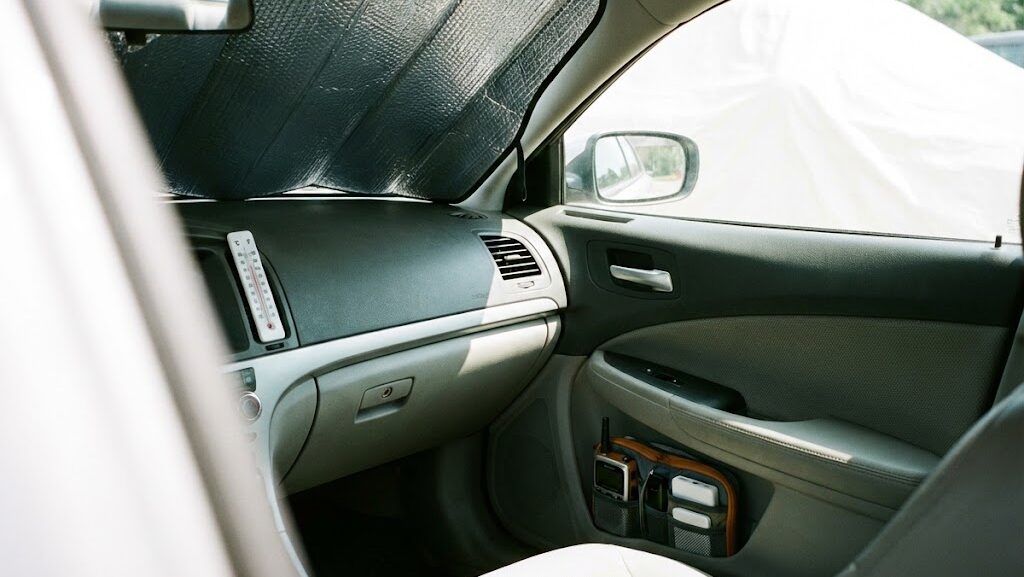 夏の車内で直射日光を避けて保管された防災グッズの様子