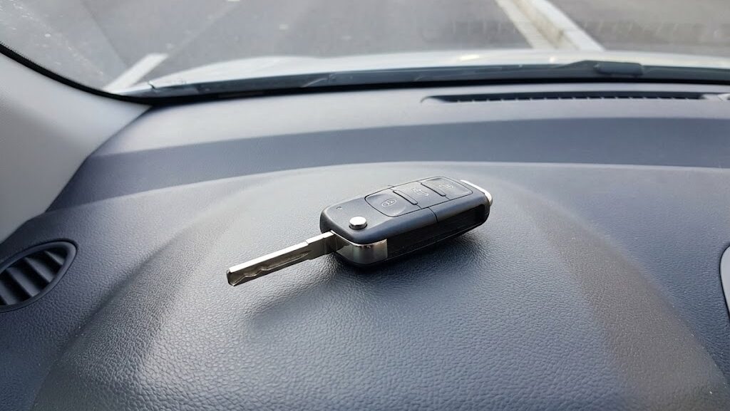 ダッシュボードの上に置かれた車のキー