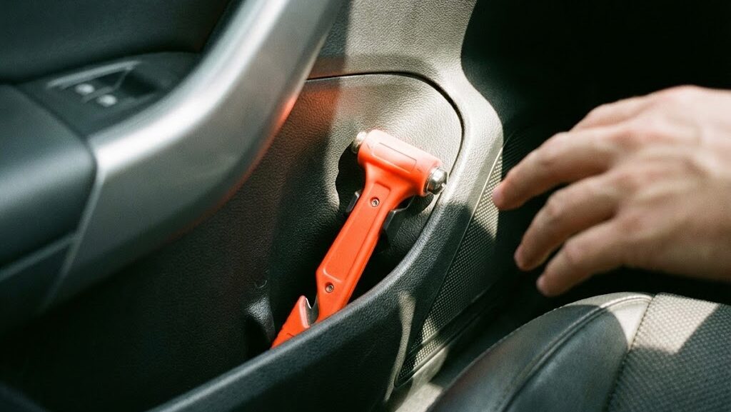 運転席から手の届く位置に設置された緊急脱出用ハンマー