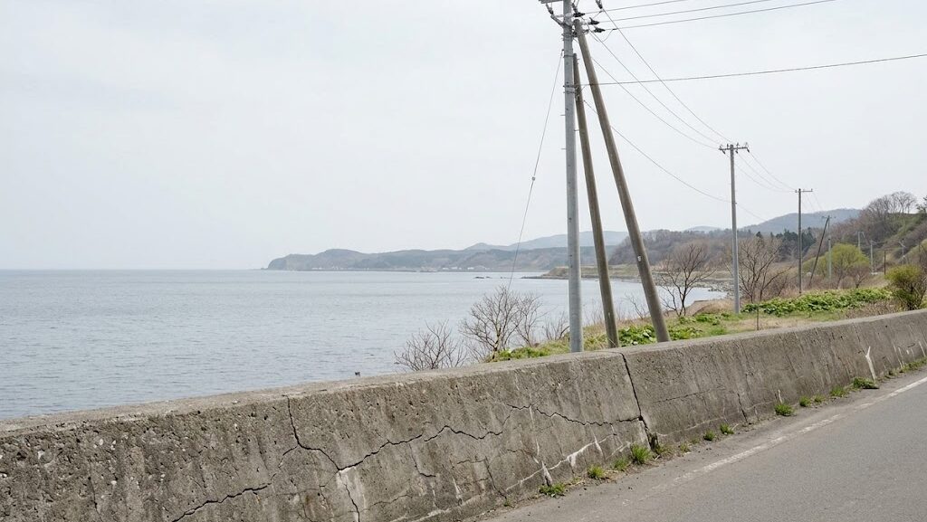 2011年4月に発生した福島県浜通り地震のメカニズムをイメージした春の沿岸風景