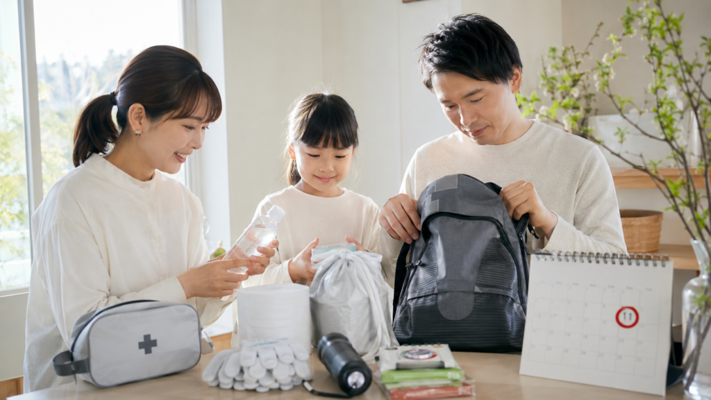3月11日防災意識を育てる日に家族で備えを確認するシーン
